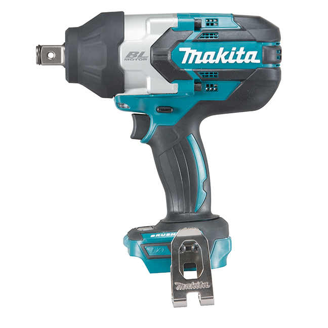 Clé à chocs Makita DTW1001Z 18 V LXT sans balais vue de côté avec LED allumées sur fond neutre